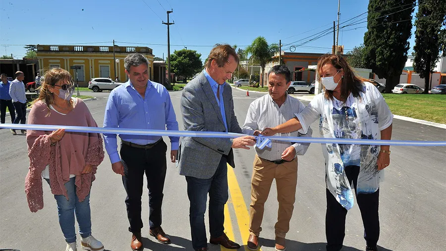 El gobernador Gustavo Bordet inauguró junto a autoridades locales y provinciales el acceso a Aldea Brasilera. El gobernador Gustavo Bordet inauguró junto a autoridades locales y provinciales el acceso a Aldea Brasilera.