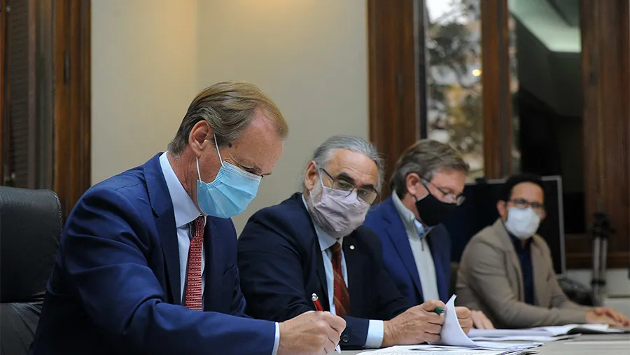 El gobernador Gustavo Bordet y el ministro de Agricultura, Ganadería y Pesca de la Nación, Luis Basterra, acordaron inyectar 83 millones de pesos para fortalecer la producción entrerriana y las economías regionales. El gobernador Gustavo Bordet y el ministro de Agricultura, Ganadería y Pesca de la Nación, Luis Basterra, acordaron inyectar 83 millones de pesos para fortalecer la producción entrerriana y las economías regionales.