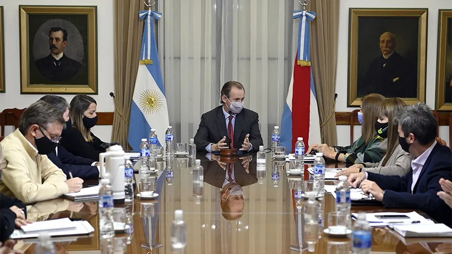 En la reunión de gabinete, el gobernador Gustavo Bordet dio a conocer el cronograma de pago de sueldos y aguinaldo de la administración pública desde el 1° al 10 de julio. En la reunión de gabinete, el gobernador Gustavo Bordet dio a conocer el cronograma de pago de sueldos y aguinaldo de la administración pública desde el 1° al 10 de julio.