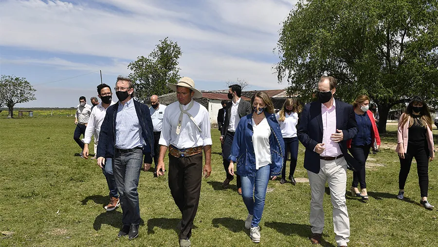 Gustavo Bordet -junto a la vicegobernadora Laura Stratta, y el ministro de la Producción, Juan José Bahillo-, presentó en el Establecimiento San Juan (Departamento Uruguay), el crédito ganadero provincial. Gustavo Bordet -junto a la vicegobernadora Laura Stratta, y el ministro de la Producción, Juan José Bahillo-, presentó en el Establecimiento San Juan (Departamento Uruguay), el crédito ganadero provincial.