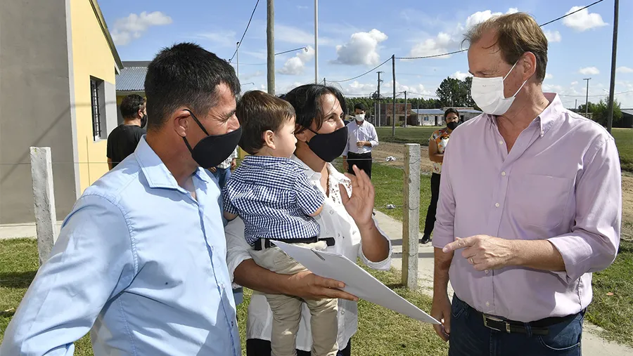 En La Criolla el gobernador entregó viviendas y en contacto con la prensa aseveró que “la permanencia durante las aulas está asegurada para que no haya contagios. Las estadísticas marcan que han sido mínimos”. En La Criolla el gobernador entregó viviendas y en contacto con la prensa aseveró que “la permanencia durante las aulas está asegurada para que no haya contagios. Las estadísticas marcan que han sido mínimos”.