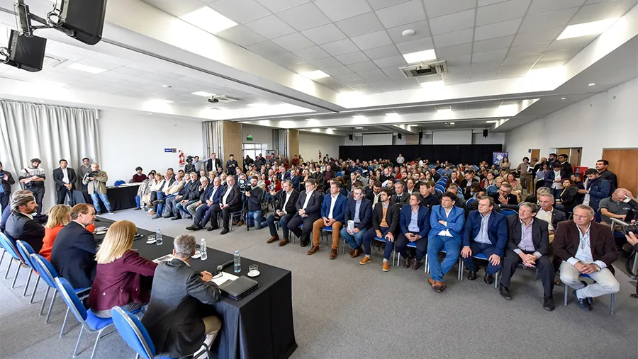 El gobernador Gustavo Bordet realizó en el Centro Provincial de Convenciones de Paraná el anuncio de un nuevo plan de obras viales, educativas y de saneamiento por 3.000 millones de pesos. El gobernador Gustavo Bordet realizó en el Centro Provincial de Convenciones de Paraná el anuncio de un nuevo plan de obras viales, educativas y de saneamiento por 3.000 millones de pesos.