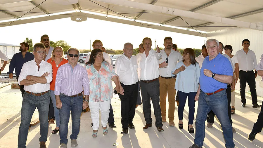 Acompañado por Héctor Motta, el gobernador recorrió el Complejo Avícola de Alta Bioseguridad Cobise II que construye el grupo empresario en Conscripto Bernardi, con una inversión de 16 millones de dólares. Acompañado por Héctor Motta, el gobernador recorrió el Complejo Avícola de Alta Bioseguridad Cobise II que construye el grupo empresario en Conscripto Bernardi, con una inversión de 16 millones de dólares.