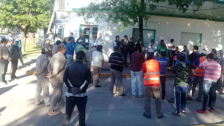 Los trabajadores municipales de Bovril inician un paro por tiempo indeterminado ante la falta de pago de salarios de esa comuna administrada por el intendente Alfredo Blochinger (Cambiemos). Los trabajadores municipales de Bovril inician un paro por tiempo indeterminado ante la falta de pago de salarios de esa comuna administrada por el intendente Alfredo Blochinger (Cambiemos).