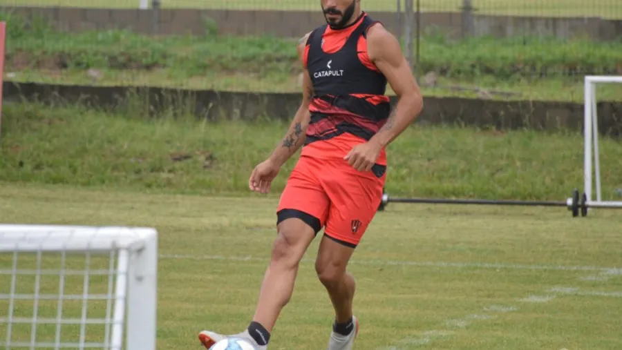 Brian Nievas El diamantino Brian Nievas será la novedad de Patronato para visitar a Huracán