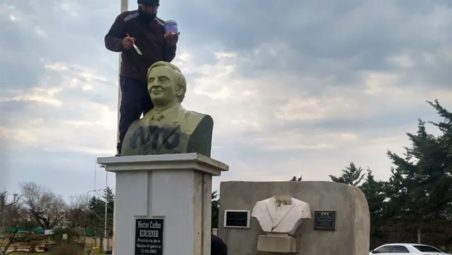 Volvieron a violentar el busto de Kirchner en Concepción del Uruguay Volvieron a violentar el busto de Kirchner en Concepción del Uruguay