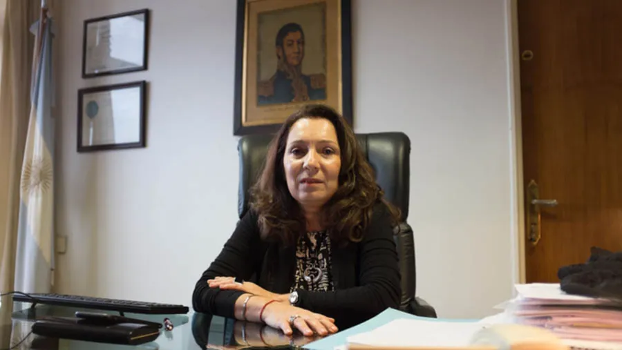La fiscal Cristina Caamaño es la actual interventora de la AFI y debe elaborar (también Gustavo Béliz) un proyecto para cambiar el paradigma de funcionamiento de la central de inteligencia. La fiscal Cristina Caamaño es la actual interventora de la AFI y debe elaborar (también Gustavo Béliz) un proyecto para cambiar el paradigma de funcionamiento de la central de inteligencia.
