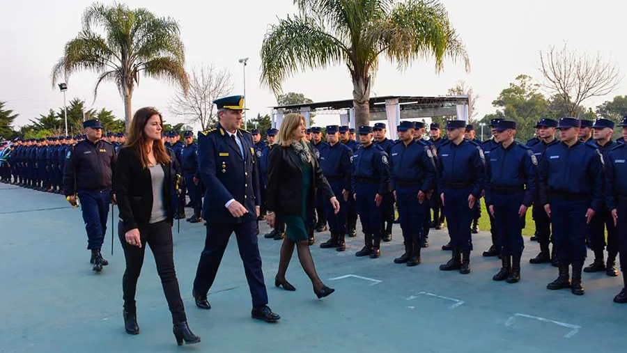 Los 131 nuevos agentes se sumarán a la Fuerza Policial, y en lo inmediato se les dará destino en los 17 Departamentos de la Provincia. Los 131 nuevos agentes se sumarán a la Fuerza Policial, y en lo inmediato se les dará destino en los 17 Departamentos de la Provincia.