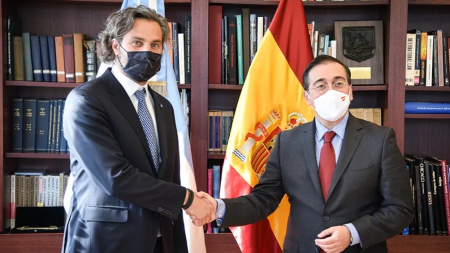 Cafiero y José Manuel Albares en el saludo tras la reunión Cafiero y José Manuel Albares en el saludo tras la reunión