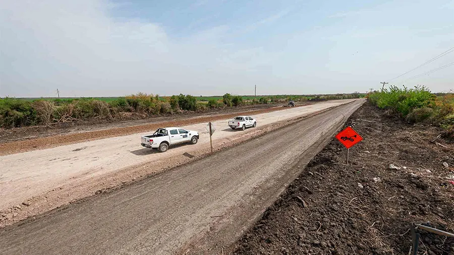 Avanzan las tareas de obra básica para la pavimentación del nuevo ingreso Sur a La Paz. Se trata de 13 kilómetros que unen la Ruta Nacional N° 12 con la zona urbana. Se ejecutan obras de conformación de terraplén, construcción de alcantarillas, limpieza, entre otras. Avanzan las tareas de obra básica para la pavimentación del nuevo ingreso Sur a La Paz. Se trata de 13 kilómetros que unen la Ruta Nacional N° 12 con la zona urbana. Se ejecutan obras de conformación de terraplén, construcción de alcantarillas, limpieza, entre otras.