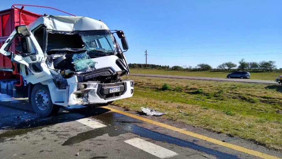 Chocaron dos camiones en la Autovía 14 y debieron rescatar uno de los heridos Chocaron dos camiones en la Autovía 14 y debieron rescatar uno de los heridos