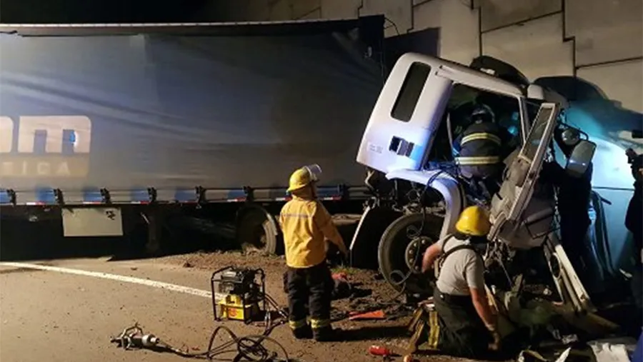Lamentablemente el conductor del camión falleció tras el impacto del pesado rodado contra el paredón del puente que eleva la Autovía Nacional N° 18. Lamentablemente el conductor del camión falleció tras el impacto del pesado rodado contra el paredón del puente que eleva la Autovía Nacional N° 18.