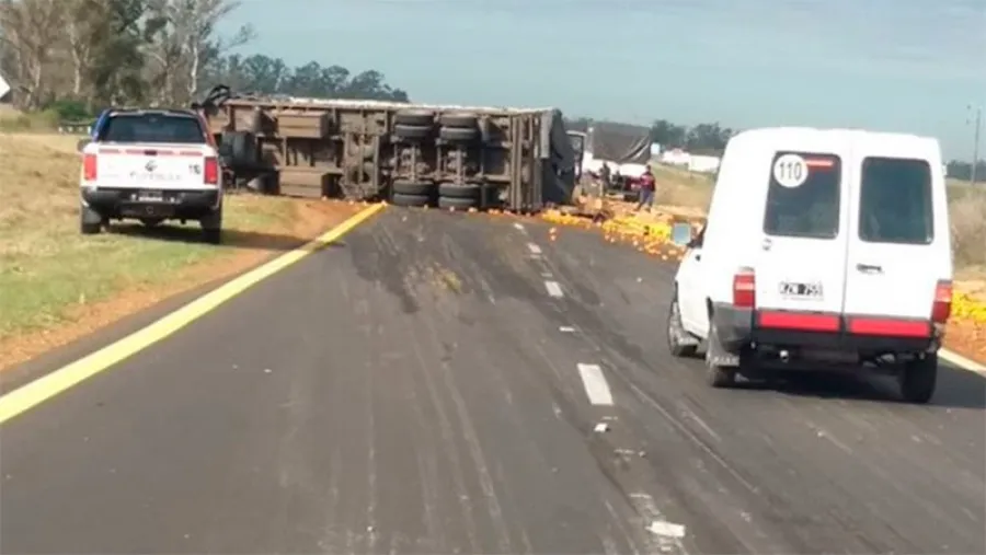 camión volcado en Autovía 14 camión volcado en Autovía 14