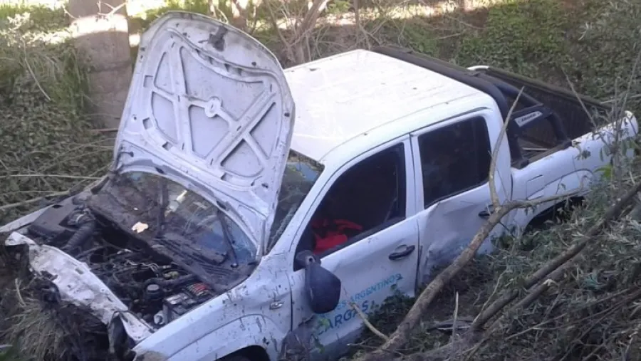 Una camioneta despistó en la Autovía 14 y terminó abajo de un puente Una camioneta despistó en la Autovía 14 y terminó abajo de un puente