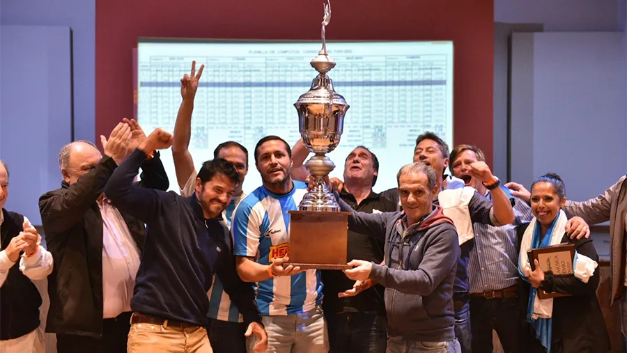 La dirigencia del Club Juventud (Papelitos) celebra haberse consagrado como la mejor en la edición 2022 del Carnaval del País. La dirigencia del Club Juventud (Papelitos) celebra haberse consagrado como la mejor en la edición 2022 del Carnaval del País.