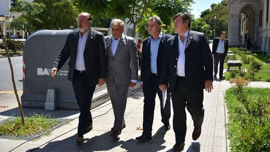 Los dirigentes de la Mesa de Enlace pedirán una reunión urgente con el Canciller, Felipe Solá. Los dirigentes de la Mesa de Enlace pedirán una reunión urgente con el Canciller, Felipe Solá.