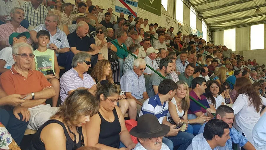 En Villaguay los productores agropecuarios entrerrianos ratificaron el estado de alerta y movilización en protesta por las retenciones aplicadas por el Gobierno Nacional. En Villaguay los productores agropecuarios entrerrianos ratificaron el estado de alerta y movilización en protesta por las retenciones aplicadas por el Gobierno Nacional.
