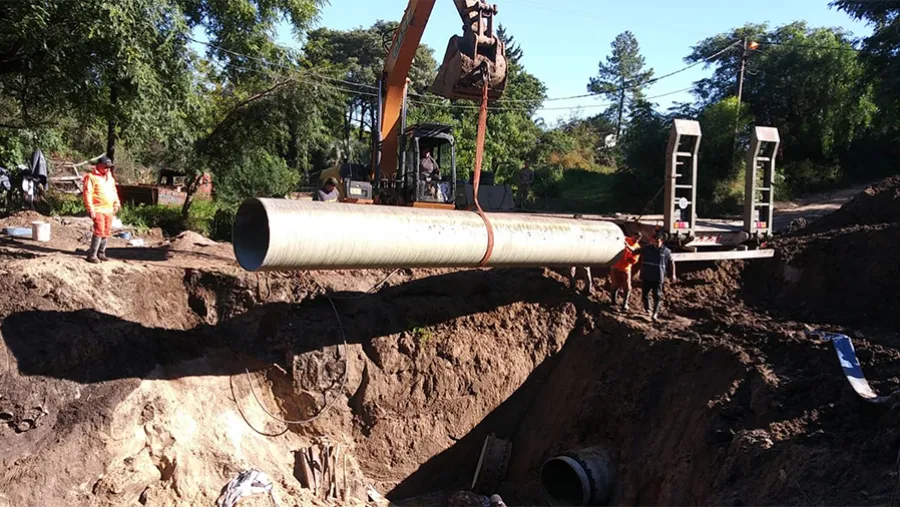 Se recambió una cañería de 900 milímetros y por eso Paraná todavía tiene grandes zonas sin el suministro de agua corriente. Se recambió una cañería de 900 milímetros y por eso Paraná todavía tiene grandes zonas sin el suministro de agua corriente.