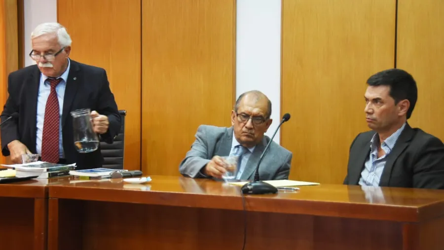 Canosa (a la derecha) y defensores Canosa (a la derecha) y defensores