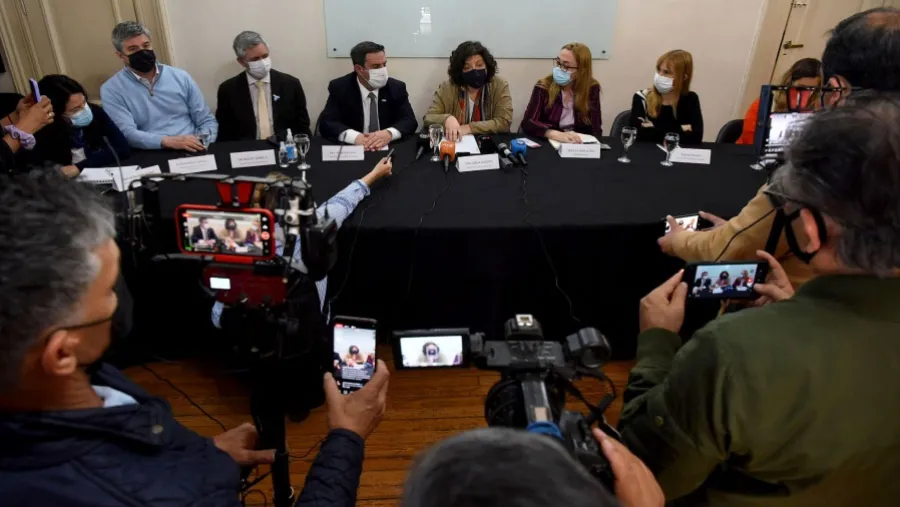 Se trata de “una bacteria que se transmite por vía inhalatoria a través del agua o aire acondicionado”, explicó Vizzotti. Se trata de “una bacteria que se transmite por vía inhalatoria a través del agua o aire acondicionado”, explicó Vizzotti.