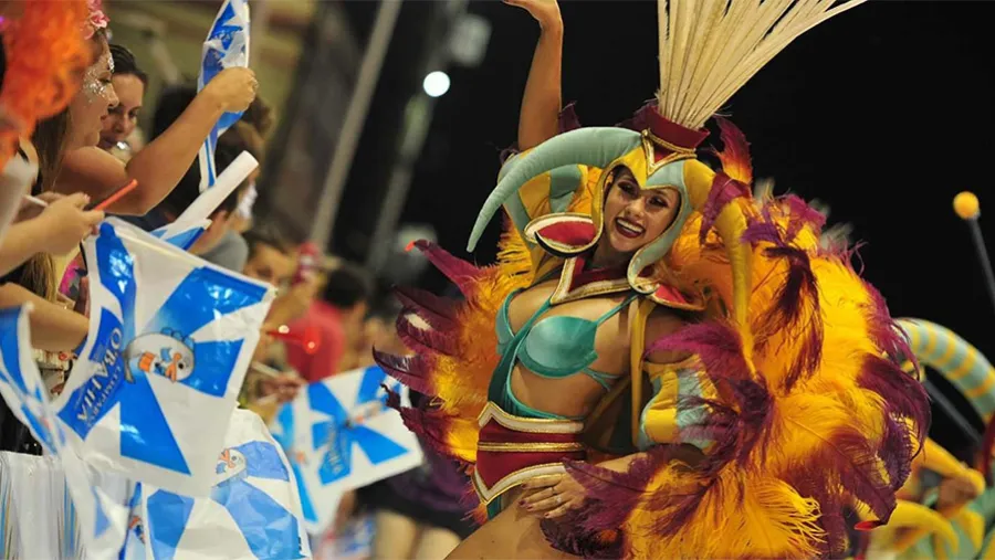 Las comparsas Papelitos, Ará Yeví y O’Bahía serán las encargadas de transmitir alegría en la última noche carnavalera que ofrece enero. Las comparsas Papelitos, Ará Yeví y O’Bahía serán las encargadas de transmitir alegría en la última noche carnavalera que ofrece enero.