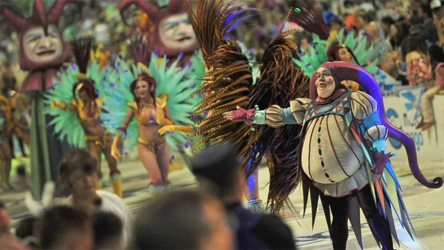 Hoy a partir de las 21:30, las comparsas O’Bahía, Papelitos y Ará Yeví volverán al circuito del Corsódromo de Gualeguaychú para desplegar su brillo y majestuosidad en la quinta noche del Carnaval del País. Hoy a partir de las 21:30, las comparsas O’Bahía, Papelitos y Ará Yeví volverán al circuito del Corsódromo de Gualeguaychú para desplegar su brillo y majestuosidad en la quinta noche del Carnaval del País.