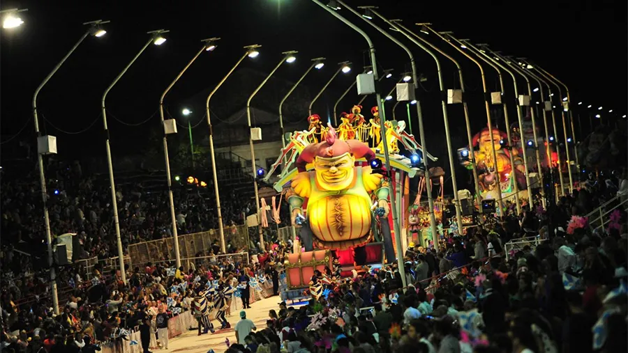 La Asociación de Hoteleros y Gastronómicos lamentó “la no realización del Carnaval” y aclaró que acompaña la decisión que adoptó la Comisión Directiva de la mayor fiesta a cielo abierto del verano en el país. La Asociación de Hoteleros y Gastronómicos lamentó “la no realización del Carnaval” y aclaró que acompaña la decisión que adoptó la Comisión Directiva de la mayor fiesta a cielo abierto del verano en el país.