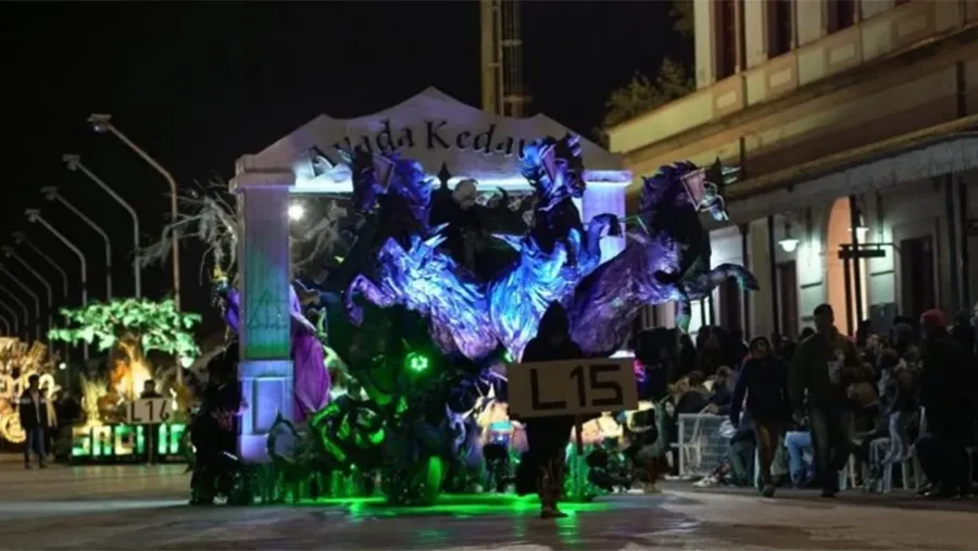 Imagen de archivo del tradicional desfile de Carrozas Estudiantiles de Gualeguaychú, que este año será de manera especial y con modificaciones lógicas debido a la pandemia del coronavirus. Imagen de archivo del tradicional desfile de Carrozas Estudiantiles de Gualeguaychú, que este año será de manera especial y con modificaciones lógicas debido a la pandemia del coronavirus.