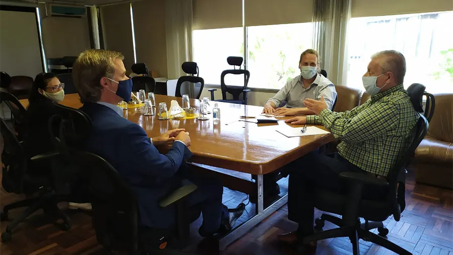 El intendente Piaggio se reunió con el titular de la delegación argentina de la CARU, en la sede del organismo en Paysandú. El intendente Piaggio se reunió con el titular de la delegación argentina de la CARU, en la sede del organismo en Paysandú.