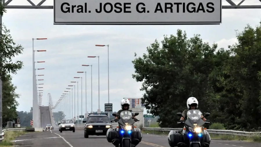 El beneficio del 50% del peaje en el puente General Artigas que vincula Colón con Paysandú estará vigente hasta las 5 del lunes 18 de abril. El beneficio del 50% del peaje en el puente General Artigas que vincula Colón con Paysandú estará vigente hasta las 5 del lunes 18 de abril.