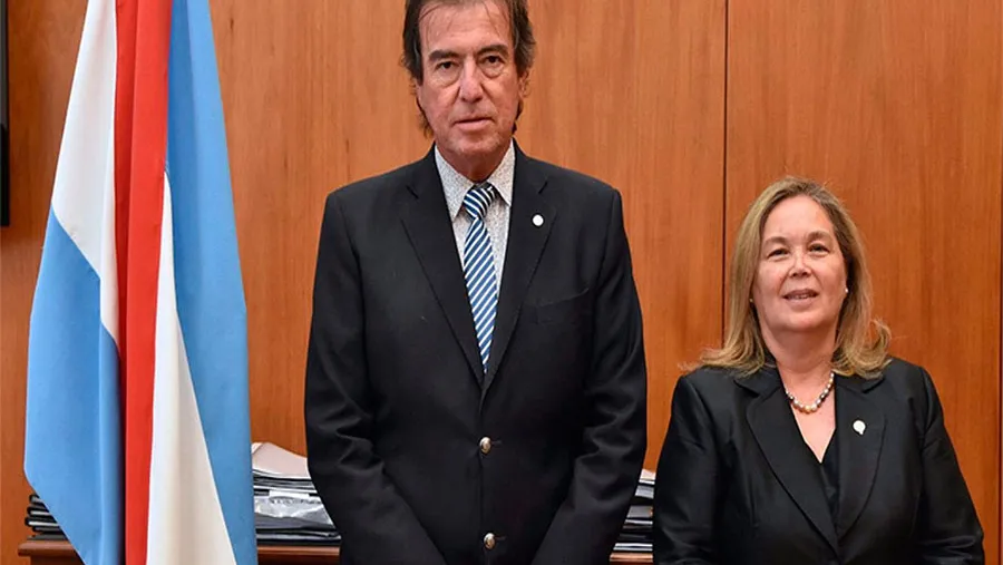 La vocal del STJ Susana Medina de Rizzo ratificó ante el Procurador General de la Provincia su denuncia contra su par Emilio Castrillon por violencia de género. La vocal del STJ Susana Medina de Rizzo ratificó ante el Procurador General de la Provincia su denuncia contra su par Emilio Castrillon por violencia de género.