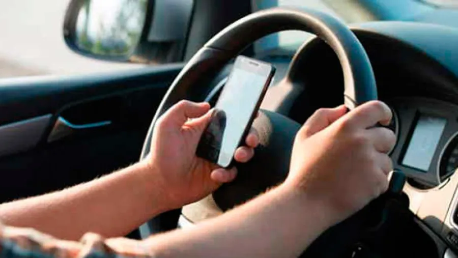 celular en el auto celular en el auto