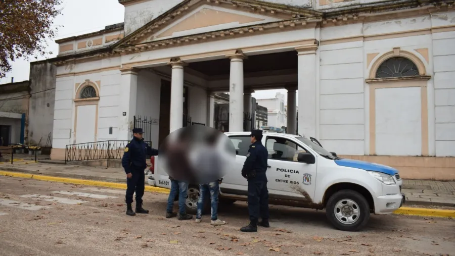 La detención se produjo en el Cementerio Norte de Gualeguaychú. Momento en que la Policía detuvo a dos personas por sustraer elementos del Cementerio Norte de Gualeguaychú.