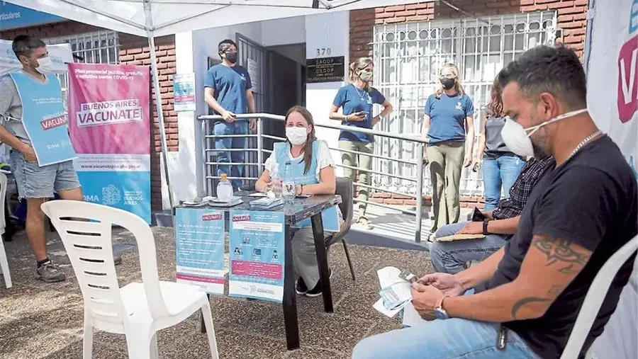 En algunos centros de salud, se compran las dosis remanentes o con las mismas se vacunan amigos del lugar. En algunos centros de salud, se compran las dosis remanentes o con las mismas se vacunan amigos del lugar.