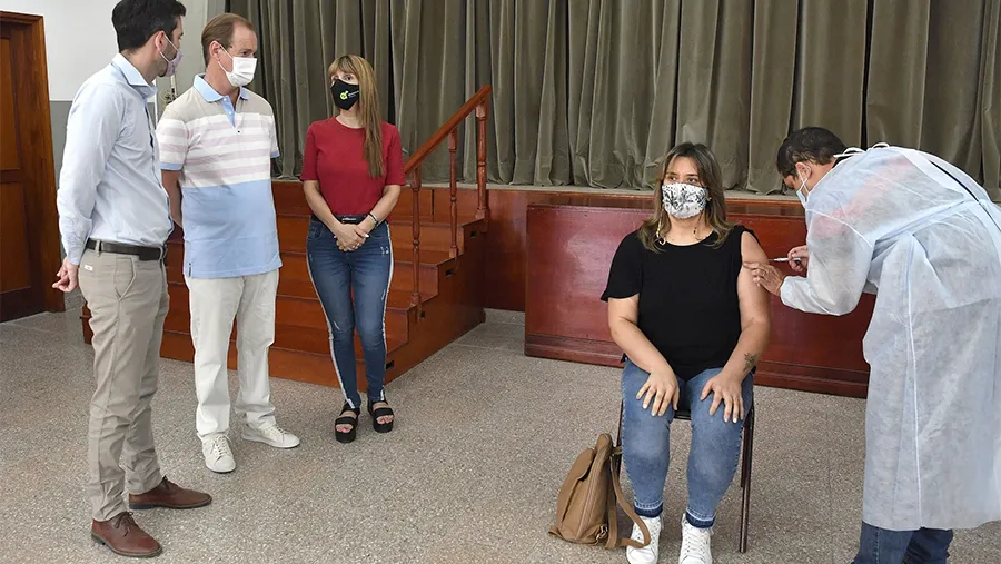 El gobernador, junto a la ministra de Salud, Sonia Velázquez, y el presidente del Consejo General de Educación, Martín Müller, acompañó a los docentes este sábado. El gobernador, junto a la ministra de Salud, Sonia Velázquez, y el presidente del Consejo General de Educación, Martín Müller, acompañó a los docentes este sábado.