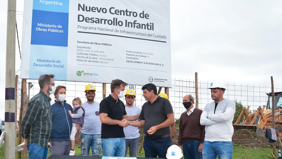 El intendente de Gualeguaychú, Esteban Martín Piaggio firmó el acta de inicio de las obras del Centro de Desarrollo Infantil en el Barrio Curita Gaucho. El intendente de Gualeguaychú, Esteban Martín Piaggio firmó el acta de inicio de las obras del Centro de Desarrollo Infantil en el Barrio Curita Gaucho.