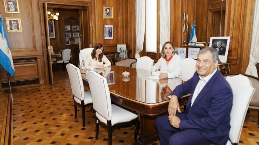 Cristina Kirchner reapareció con una foto junto a Rafael Correa Cristina Kirchner reapareció con una foto junto a Rafael Correa