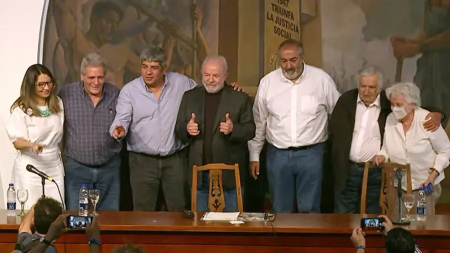 Los expresidentes de Brasil, Inácio Lula Da Silva, y de Uruguay, José Pepe Mujica en la CGT. Los expresidentes de Brasil, Inácio Lula Da Silva, y de Uruguay, José Pepe Mujica en la CGT.