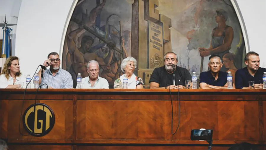La conducción de la central obrera recibió a los organismos de derechos humanos. También se reunieron con el padre de Pablo Grillo. La conducción de la central obrera recibió a los organismos de derechos humanos. También se reunieron con el padre de Pablo Grillo.