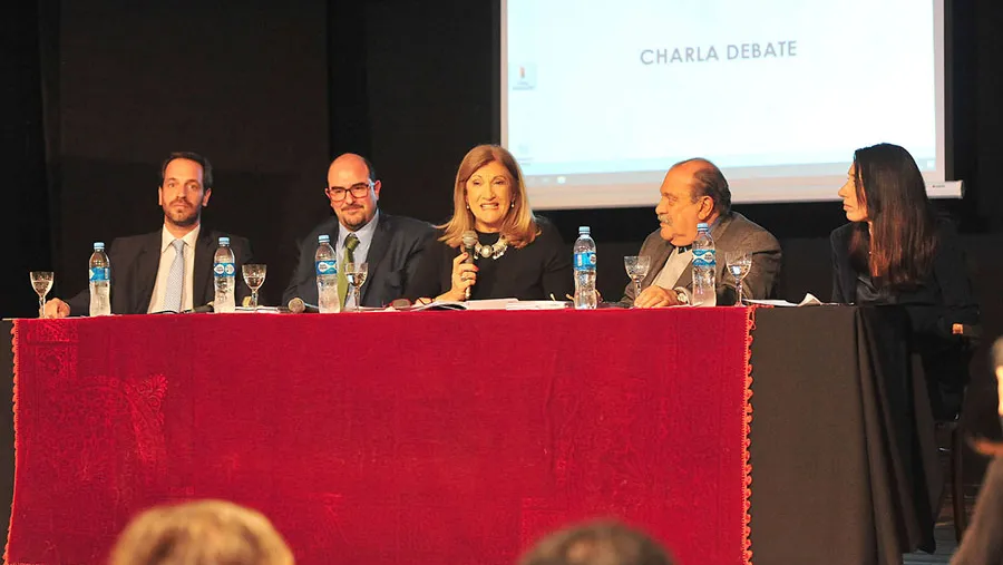 La charla-debate sobre temas penales de la actualidad, entre ellos el financiamiento de campañas, narcomenudeo, intervención de comunicaciones telefónicas y lavado de activos fue realizada por el panel integrado por Jorge Di Lello, Rosario Romero, Hernán Viri, Hernán Mogni y Analía Ramponi. La charla-debate sobre temas penales de la actualidad, entre ellos el financiamiento de campañas, narcomenudeo, intervención de comunicaciones telefónicas y lavado de activos fue realizada por el panel integrado por Jorge Di Lello, Rosario Romero, Hernán Viri, Hernán Mogni y Analía Ramponi.