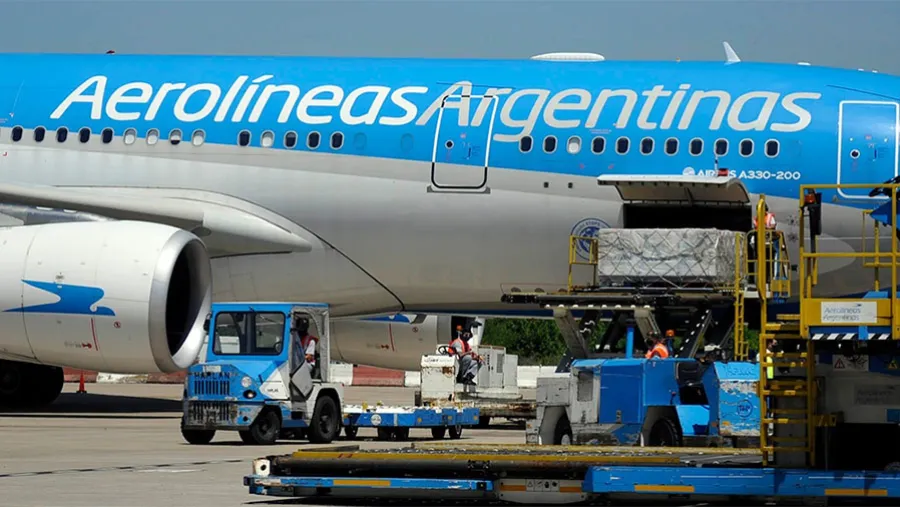 El viaje de Aerolíneas en búsqueda del lote de vacunas de Sinopharm tendrá que sortear complejidades administrativas y regulatorias. El viaje de Aerolíneas en búsqueda del lote de vacunas de Sinopharm tendrá que sortear complejidades administrativas y regulatorias.