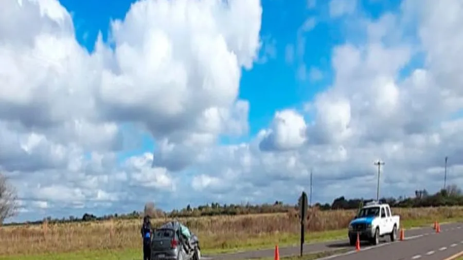 Fuerte choque entre un camión y un auto en ruta 127 Fuerte choque entre un camión y un auto en ruta 127
