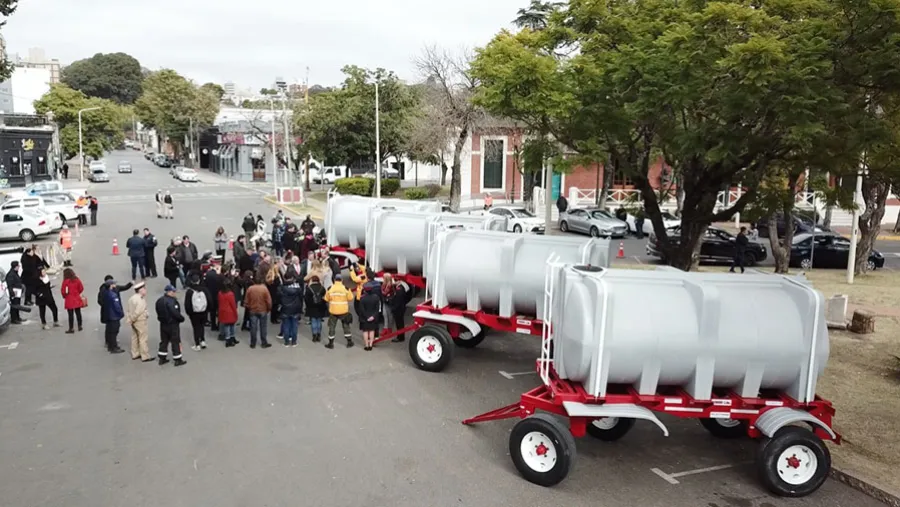 El equipamiento de las cisternas a los Bomberos Voluntarios suma elementos para suministrar agua potable a las poblaciones afectadas por la bajante del río Paraná. El equipamiento de las cisternas a los Bomberos Voluntarios suma elementos para suministrar agua potable a las poblaciones afectadas por la bajante del río Paraná.