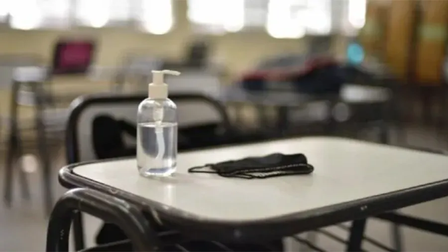 Por el índice de contagio de Covid-19, el Consejo General de Educación (CGE) decidió suspender las clases presenciales desde mañana y hasta el próximo viernes; mientras el Municipio también implementó otras restricciones. Por el índice de contagio de Covid-19, el Consejo General de Educación (CGE) decidió suspender las clases presenciales desde mañana y hasta el próximo viernes; mientras el Municipio también implementó otras restricciones.