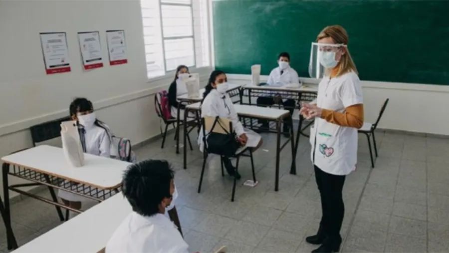 Evalúan la posibilidad de “intensificar la presencialidad” en las escuelas de todo el país, a partir de la mejora de los indicadores sanitarios. Evalúan la posibilidad de “intensificar la presencialidad” en las escuelas de todo el país, a partir de la mejora de los indicadores sanitarios.