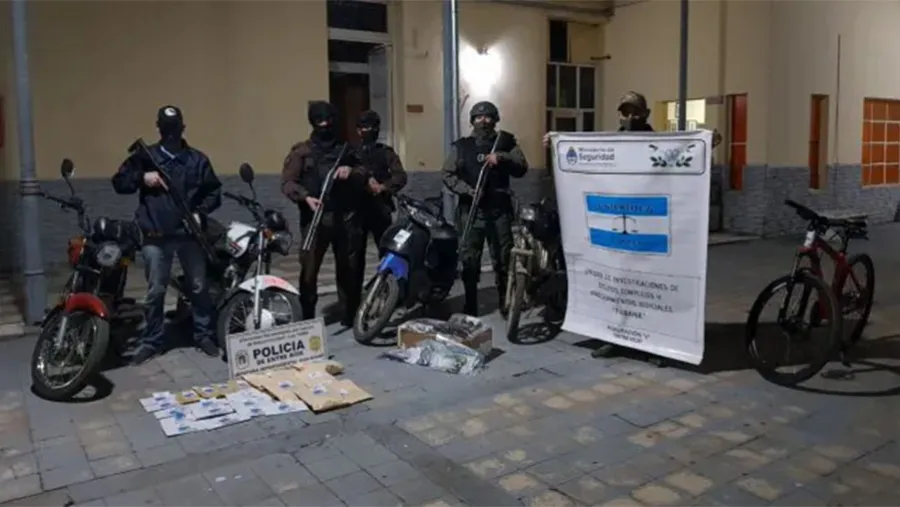 El sábado por la tarde Gendarmería Nacional y la Policía de Entre Ríos realizaron un operativo antidrogas en Gualeguay que permitió secuestrar 200 dosis de cocaína y detener a ocho personas. El sábado por la tarde Gendarmería Nacional y la Policía de Entre Ríos realizaron un operativo antidrogas en Gualeguay que permitió secuestrar 200 dosis de cocaína y detener a ocho personas.