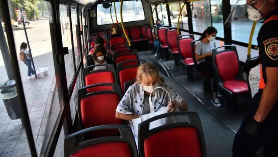 Ventilación cruzada, oxigenación y claraboyas son las tres medidas clave que deben utilizar el transporte urbano de pasajeros, además de no superar el 80 por ciento de su capacidad para transportar. Ventilación cruzada, oxigenación y claraboyas son las tres medidas clave que deben utilizar el transporte urbano de pasajeros, además de no superar el 80 por ciento de su capacidad para transportar.