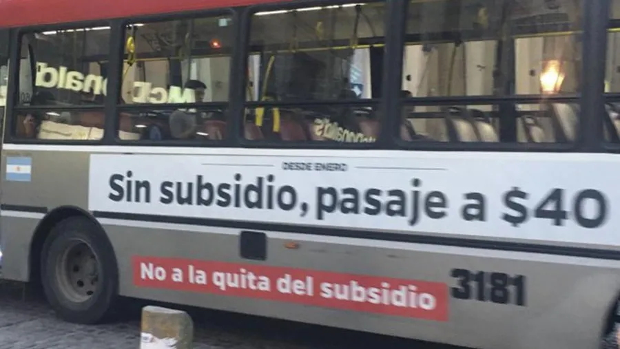 En el caso de Entre Ríos, el desembolso será de aproximadamente diez millones de pesos para abonar los cinco mil pesos a casi mil trabajadores del transporte interurbano provincial y beneficiará a Paraná, Concordia, Gualeguaychú, Concepción del Uruguay y La Paz. En el caso de Entre Ríos, el desembolso será de aproximadamente diez millones de pesos para abonar los cinco mil pesos a casi mil trabajadores del transporte interurbano provincial y beneficiará a Paraná, Concordia, Gualeguaychú, Concepción del Uruguay y La Paz.
