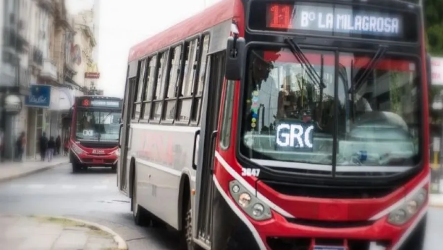 Continúa el paro de colectiveros en Paraná Continúa el paro de colectiveros en Paraná