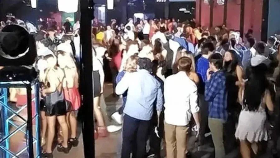 La Municipalidad de Paraná clausuró y desalojó un local ubicado en avenida José Manuel Estrada al 1600, donde se llevada a cabo un evento de recepción. La Municipalidad de Paraná clausuró y desalojó un local ubicado en avenida José Manuel Estrada al 1600, donde se llevada a cabo un evento de recepción.